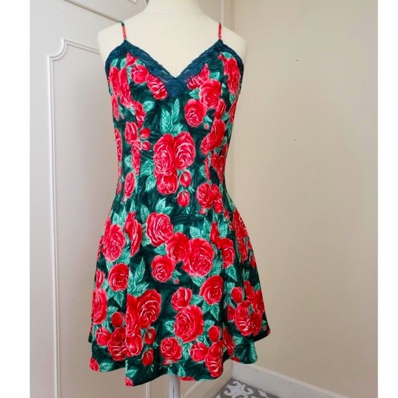 ⭐️ Vintage Victoria’s Secret Gold Label Black Red Floral Lace Slip Dress S - Picture 2 of 8